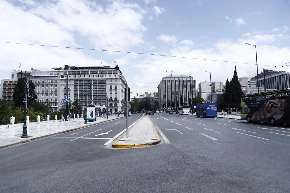 Πόλη «φάντασμα» η Αθήνα – Άδειοι οι δρόμοι (φώτο)