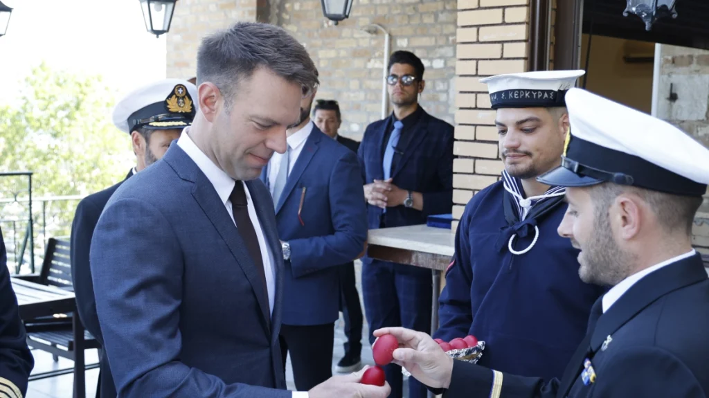 Σ.Κασσελάκης: Τσούγκρισε πασχαλινά αυγά στην Κέρκυρα και έστειλε πολιτικό μήνυμα (βίντεο)