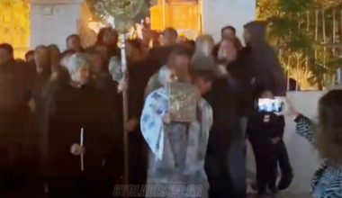Διαφορετικό το «Χριστός Ανέστη» στη Νάξο – Νέοι ψέλνουν χοροπηδώντας τον ύμνο της Ανάστασης (βίντεο)