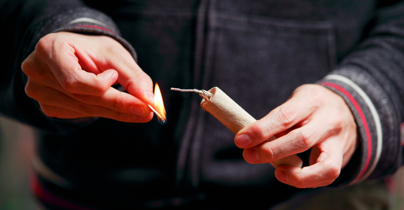 Αττική: Άντρας στα Καλύβια έχασε τα δάχτυλά του από βεγγαλικά