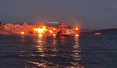 Τολό: Αναβίωσε το εντυπωσιακό έθιμο με το κάψιμο του Ιούδα μέσα στη θάλασσα – Δείτε εικόνες