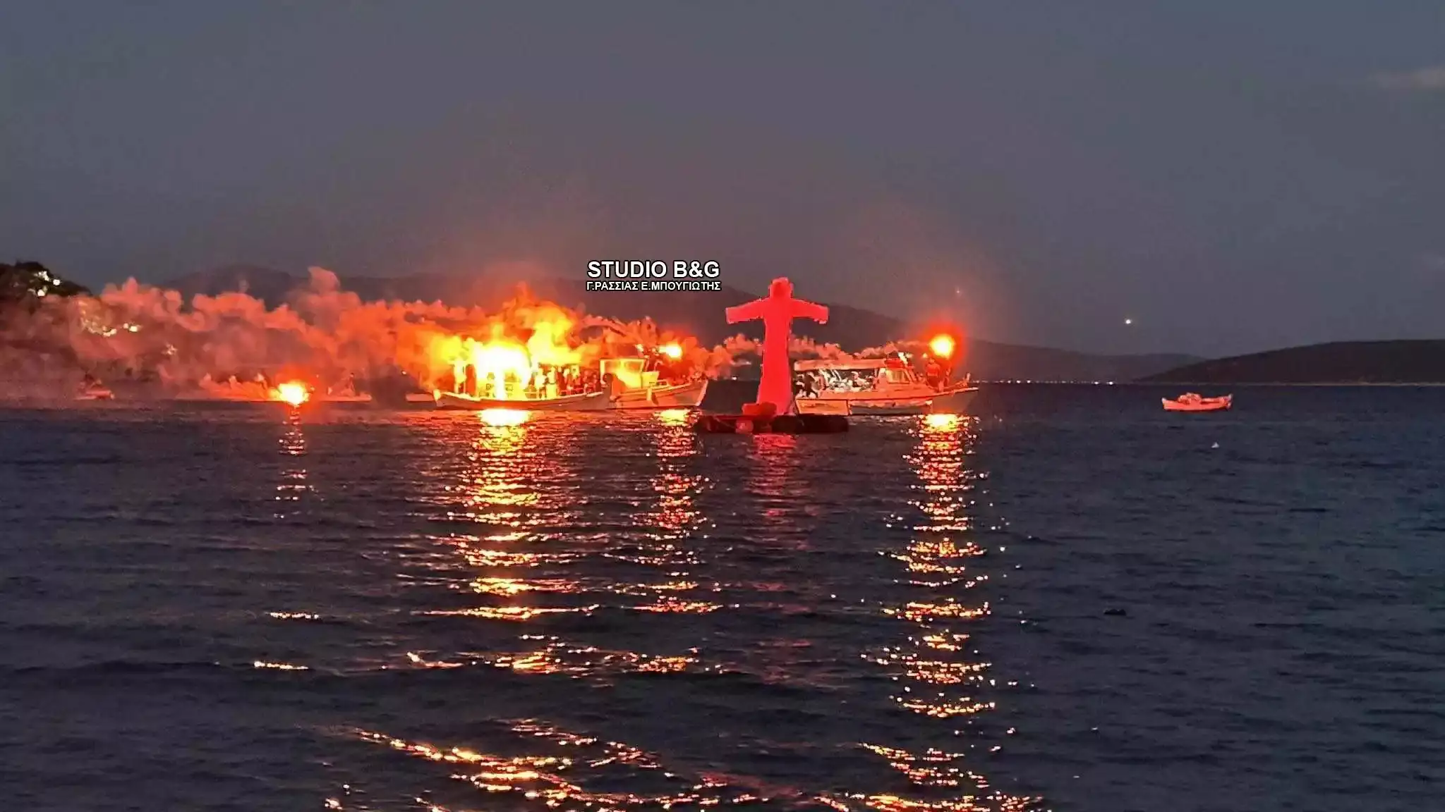 Τολό: Αναβίωσε το εντυπωσιακό έθιμο με το κάψιμο του Ιούδα μέσα στη θάλασσα – Δείτε εικόνες