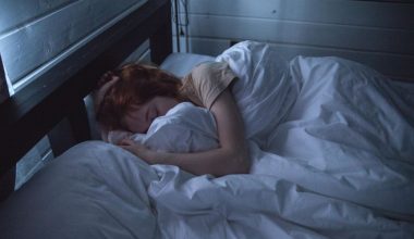 Υπνολαλία: Πού οφείλεται το παραμιλητό στον ύπνο και πόσο σοβαρό είναι;