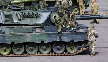 Ουκρανία: Κατευθυνόμενο βλήμα πυροβολικού Krasnopol καταστρέφει ουκρανικό Leopard 1A5