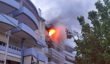 Φωτιά σε διαμέρισμα 4ου ορόφου στην Αγία Παρασκευή – Γυναίκα βρέθηκε απανθρακωμένη (upd)