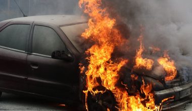 Αυτοκίνητο στο Κερατσίνι «τυλίχθηκε» στις φλόγες