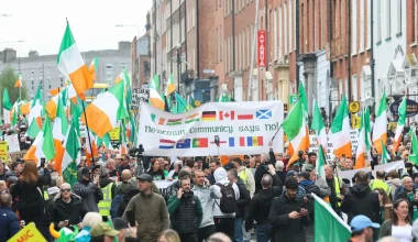 Δουβλίνο: Μεγάλη διαδήλωση κατά των μεταναστευτικών πολιτικών – Ηχηρό «όχι» από τους Ιρλανδούς στην παράνομη μετανάστευση