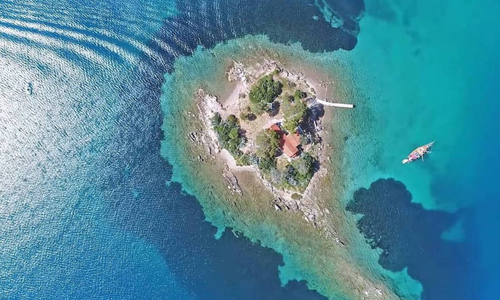 Έρως: Το νησάκι σε σχήμα καρδιάς που βρίσκεται μια «ανάσα» από την Αθήνα (φώτο)