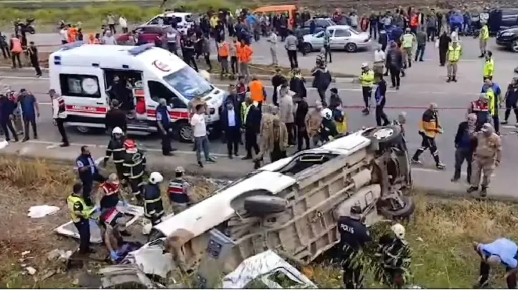 Θανατηφόρο τροχαίο στην Τουρκία: Οκτώ νεκροί και έντεκα τραυματίες έπειτα από σύγκρουση μπετονιέρας με λεωφορείο