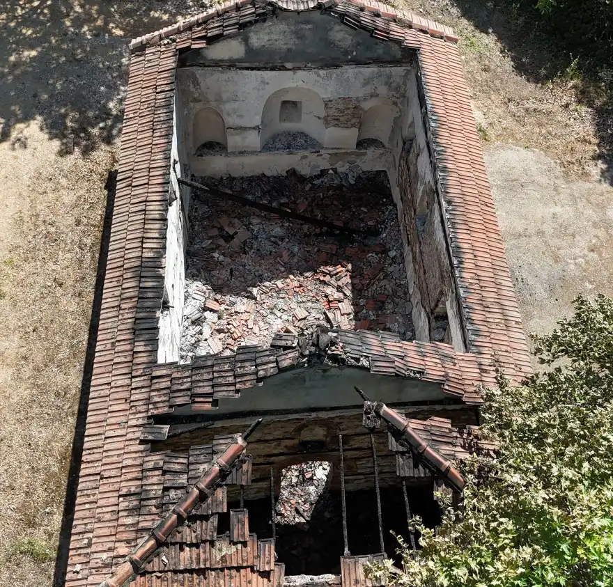 Στις φλόγες τυλίχθηκε ιστορικός ναός στη Χαλκιδική – Δείτε φωτογραφίες