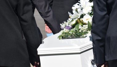 Επεισόδιο σε… κηδεία στην Πάτρα: Φώναξαν την αστυνομία όταν εμφανίστηκε η κόρη από τον πρώτο γάμου του νεκρού