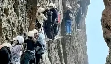 Κίνα: Ορειβάτες κόλλησαν σε γκρεμό για περισσότερο από μία ώρα λόγω συνωστισμού (φωτο) 