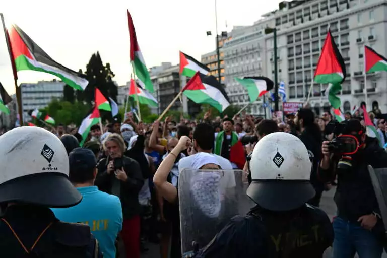 Σύνταγμα: Διαδήλωση κατά του πολέμου Ισραήλ – Χαμάς στην Γάζα – Δείτε φωτογραφίες 