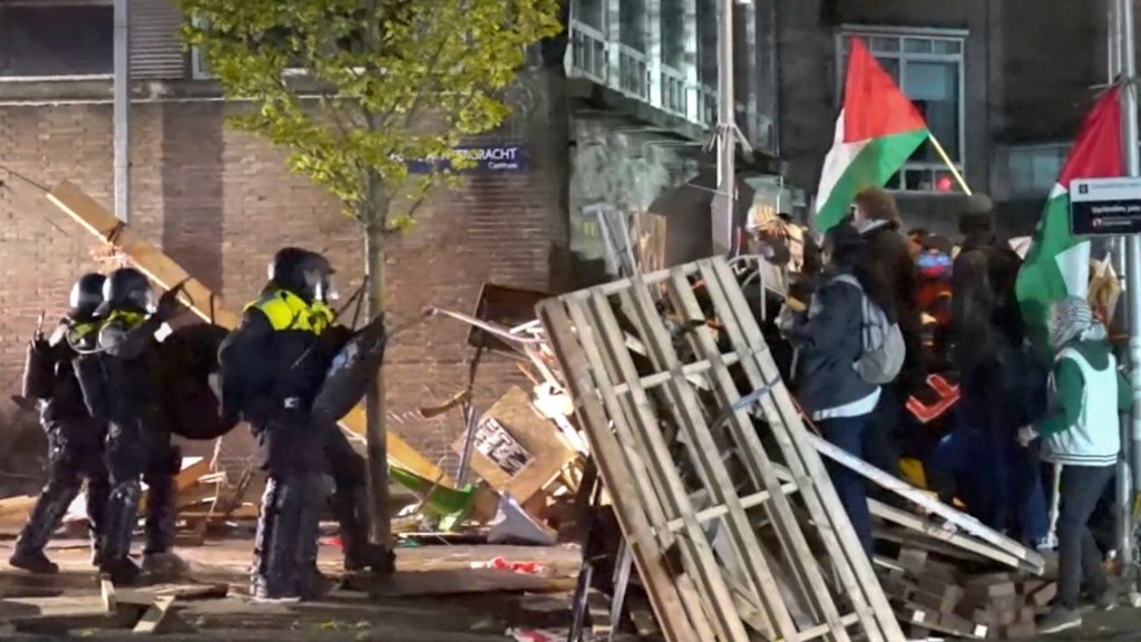 Άμστερνταμ: Αστυνομικοί συγκρούστηκαν με διαδηλωτές στο πανεπιστήμιο UvA