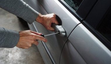 Το κόλπο με το πορτοφόλι – Με αυτόν τον τρόπο μπαίνουν οι κλέφτες στο αυτοκίνητό σου 