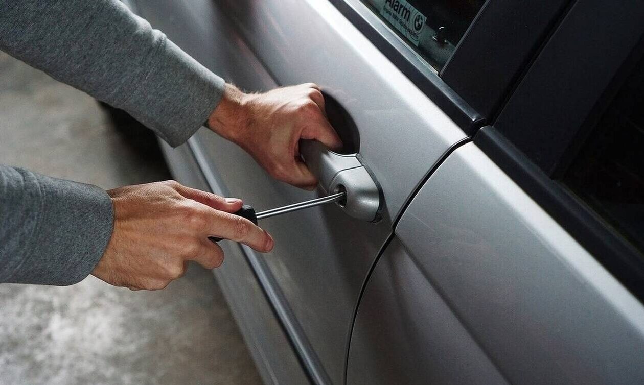 Το κόλπο με το πορτοφόλι – Με αυτόν τον τρόπο μπαίνουν οι κλέφτες στο αυτοκίνητό σου 