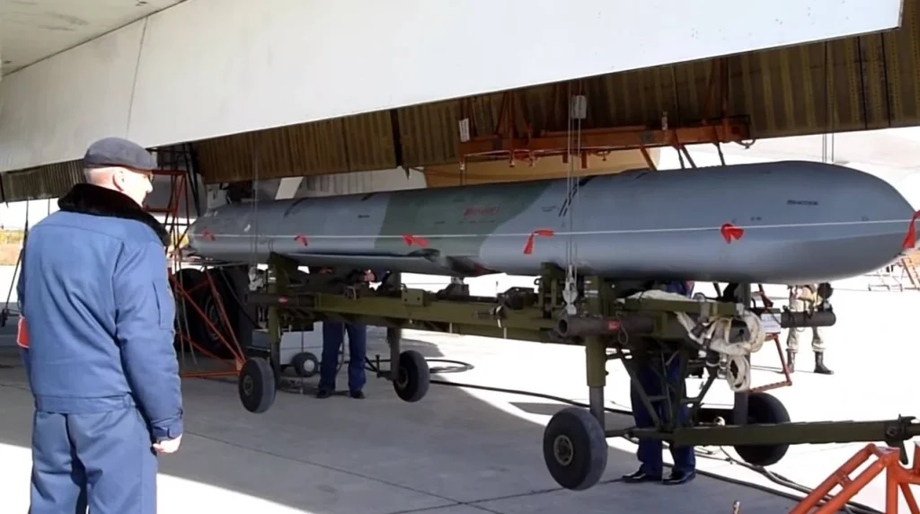 Ρωσία: Νέα παραλλαγή των πυραύλων Kh-101 – Σε ρόλο «bunker buster»