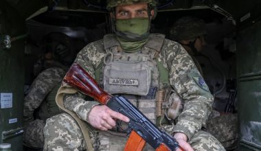 Ουκρανοί συγκεντρώνουν υπογραφές για να ζητήσουν να στείλει το ΝΑΤΟ στρατιώτες – Για επικίνδυνα αιτήματα μιλά η Ρωσία