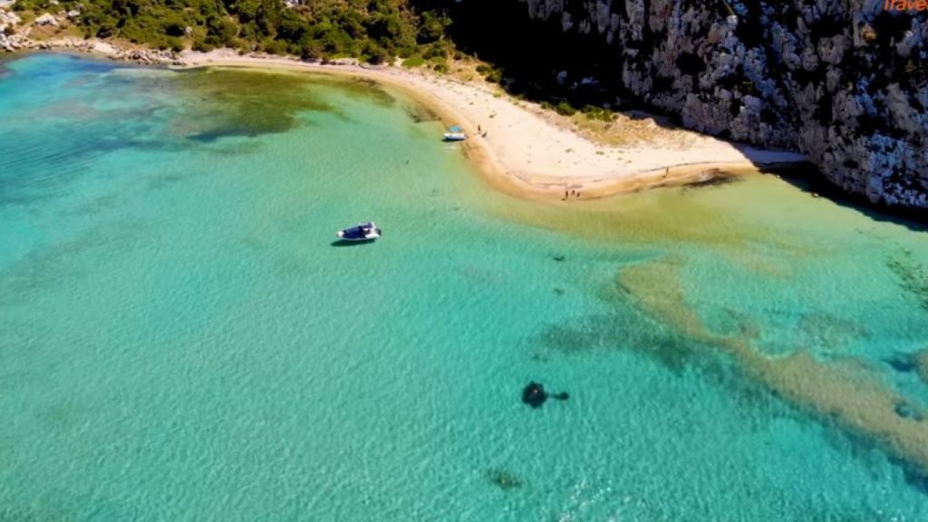 Σφακτηρία: Η «άγνωστη» βραχονησίδα με τις εξωτικές παραλίες που η ιστορία της ξεκινά από τους Ομηρικούς χρόνους