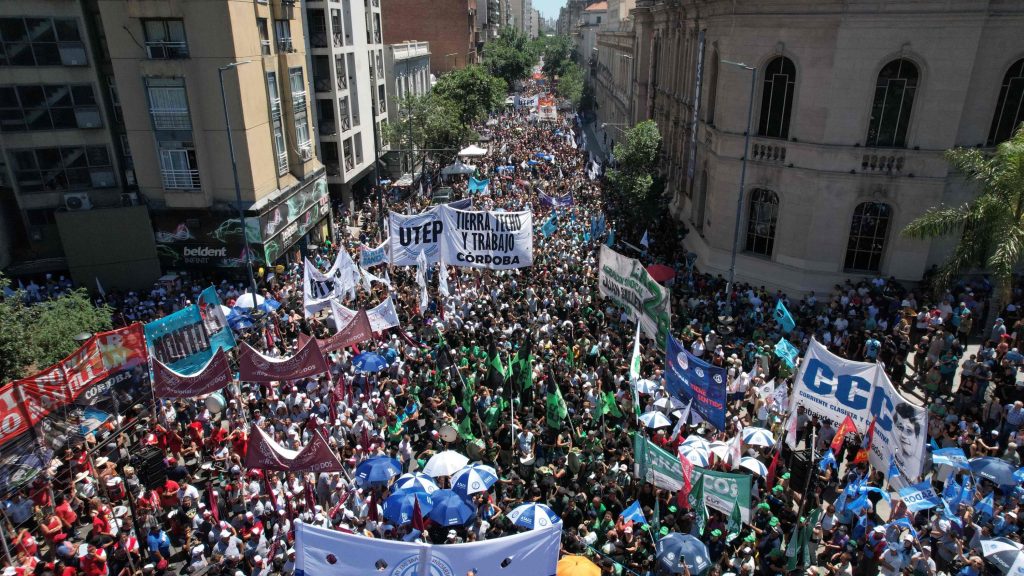 Αργεντινή: Γιγαντώνονται οι κινητοποιήσεις ενάντια στον Χ.Μιλέι – «Γονατίζει» η χώρα υπό τη νεοφιλελεύθερη λιτότητα
