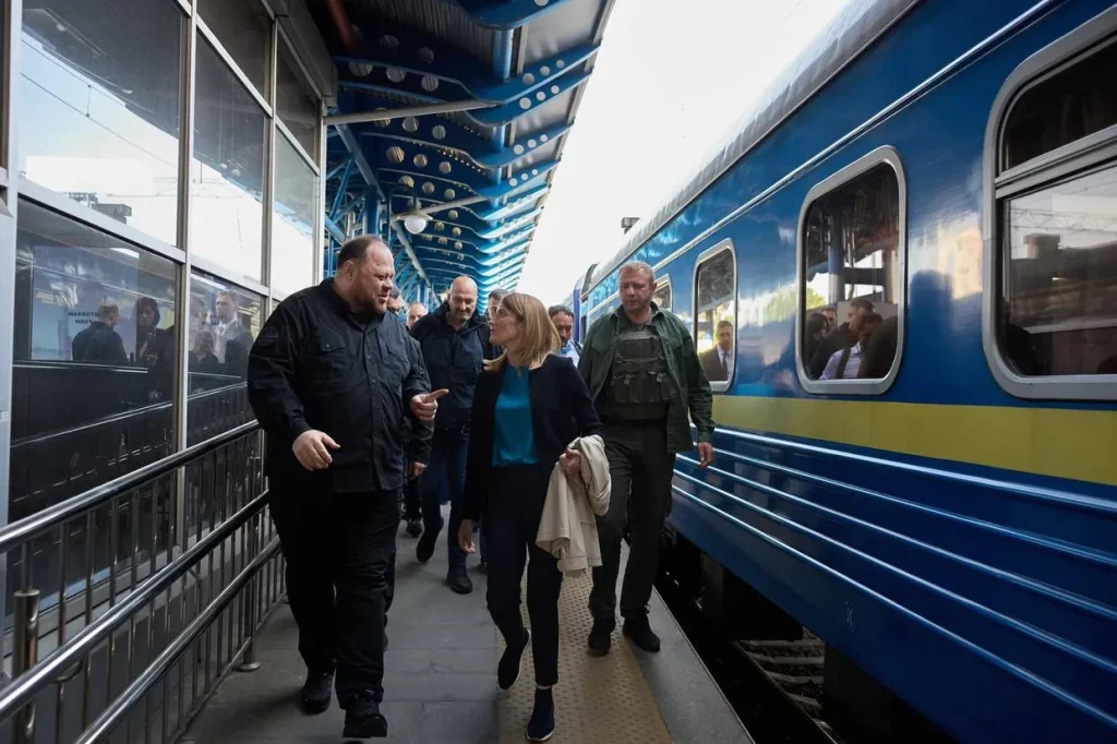 Κίεβο: Αιφνιδιαστική επίσκεψη της προέδρου του ευρωπαϊκού κοινοβουλίου – «Για να γιορτάσουμε την Ημέρα της Ευρώπης»