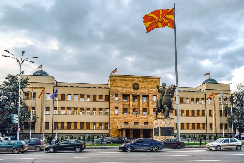 Κατάντια της κυβέρνησης: Ικετεύει τα Σκόπια να τηρήσουν την επαίσχυντη «Συμφωνία των Πρεσπών»