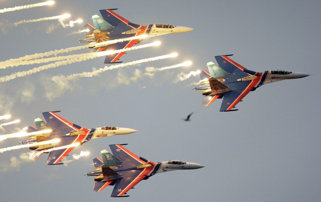 Μόσχα: Εντυπωσίασε η υπερπτήση των μαχητικών της αεροβατικής ομάδας της ρωσικής Αεροπορίας