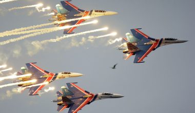 Μόσχα: Εντυπωσίασε η υπερπτήση των μαχητικών της αεροβατικής ομάδας της ρωσικής Αεροπορίας