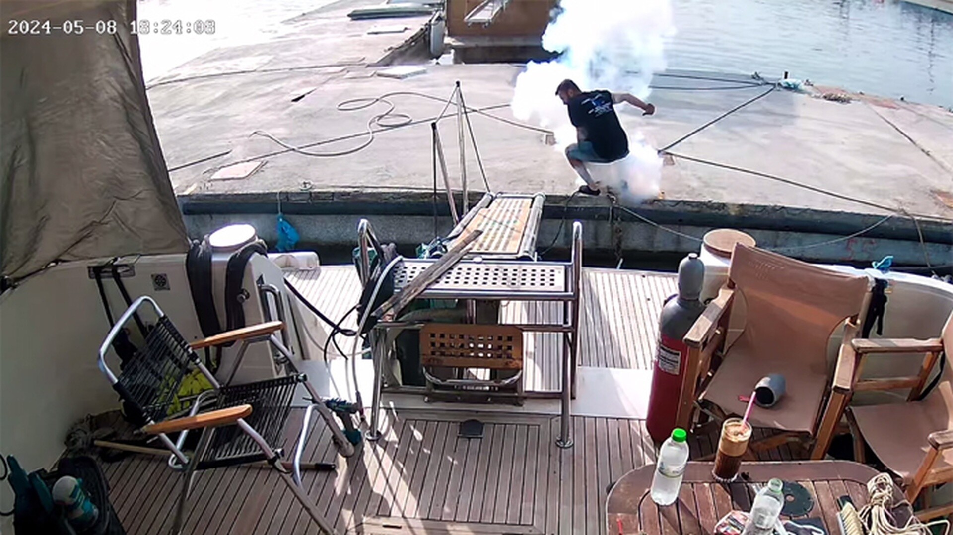 Βίντεο: Πυροσβεστήρας σκάει στα χέρια νεαρού και τον πετάει σε θάλασσα στο Βόλο