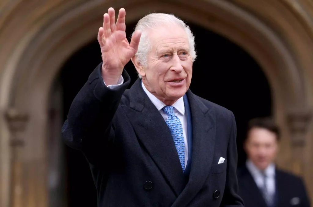 Ο βασιλιάς Κάρολος επισκέφτηκε στρατιωτική βάση: «Χαίρομαι που μου επιτράπηκε να βγω έξω από το κλουβί μου»
