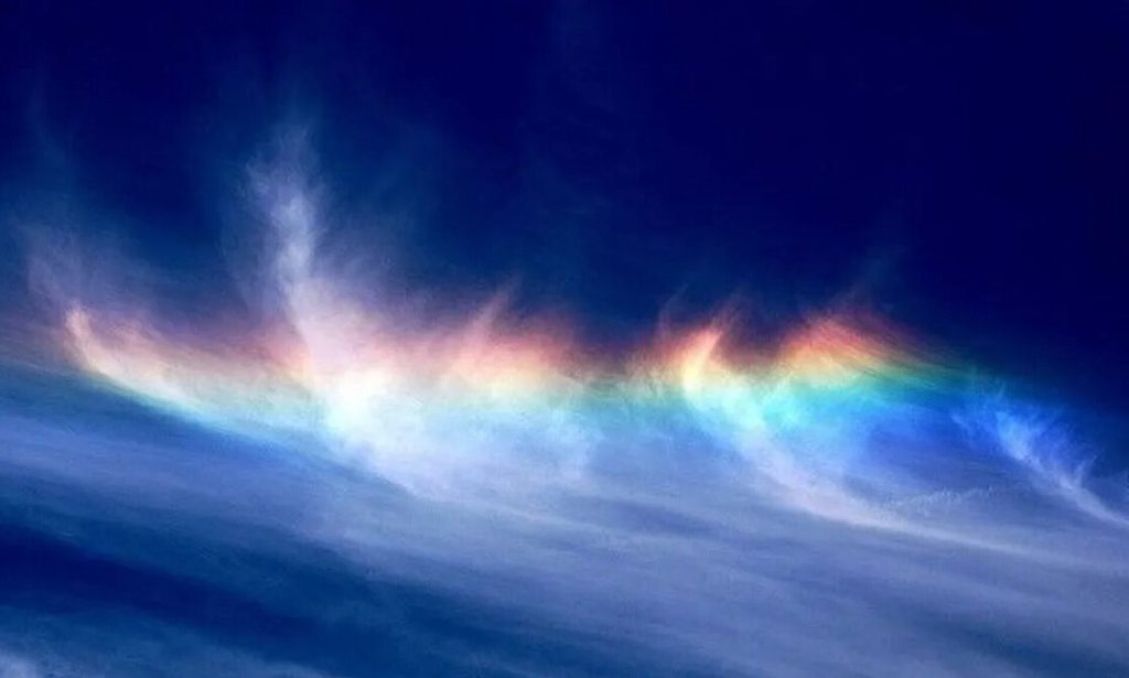 «Fire Rainbow»: Τι είναι το σπάνιο φαινόμενο που εμφανίστηκε χθες στον ουρανό; (φώτο)