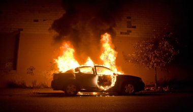 Βίντεο ντοκουμέντο: Καρέ-καρέ η στιγμή που άνδρας βάζει φωτιά σε αυτοκίνητο στο Λαγκαδά