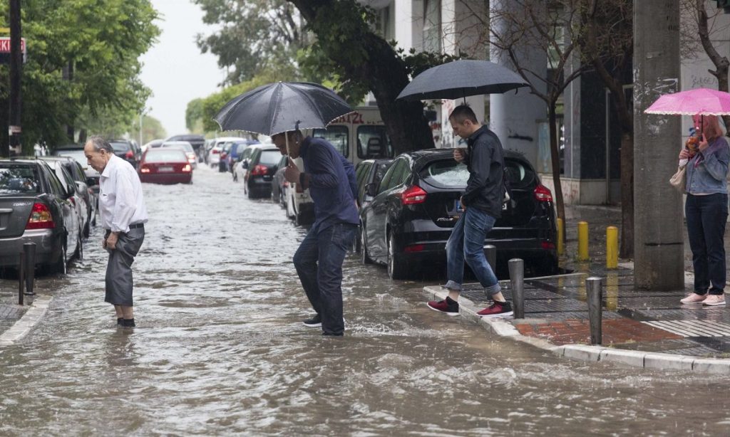 Καιρός: «Έρχονται» βροχές και καταιγίδες από το απόγευμα – Πού θα είναι έντονα τα φαινόμενα