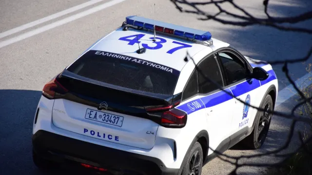 Γλυφάδα: Η στιγμή που αστυνομικοί σώζουν άνδρα από έμφραγμα – Το βίντεο της ΕΛ.ΑΣ.