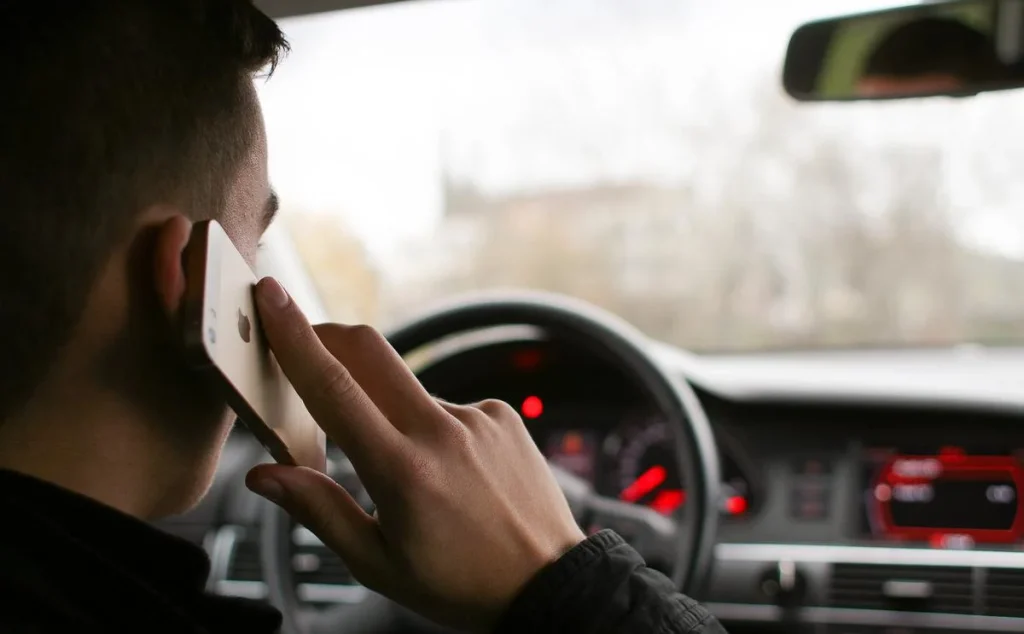 Νέα έρευνα αποκαλύπτει: Το 67% των Ευρωπαίων οδηγών μιλάει στο τηλέφωνο ενώ οδηγεί