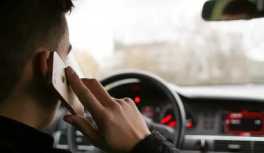 Νέα έρευνα αποκαλύπτει: Το 67% των Ευρωπαίων οδηγών μιλάει στο τηλέφωνο ενώ οδηγεί