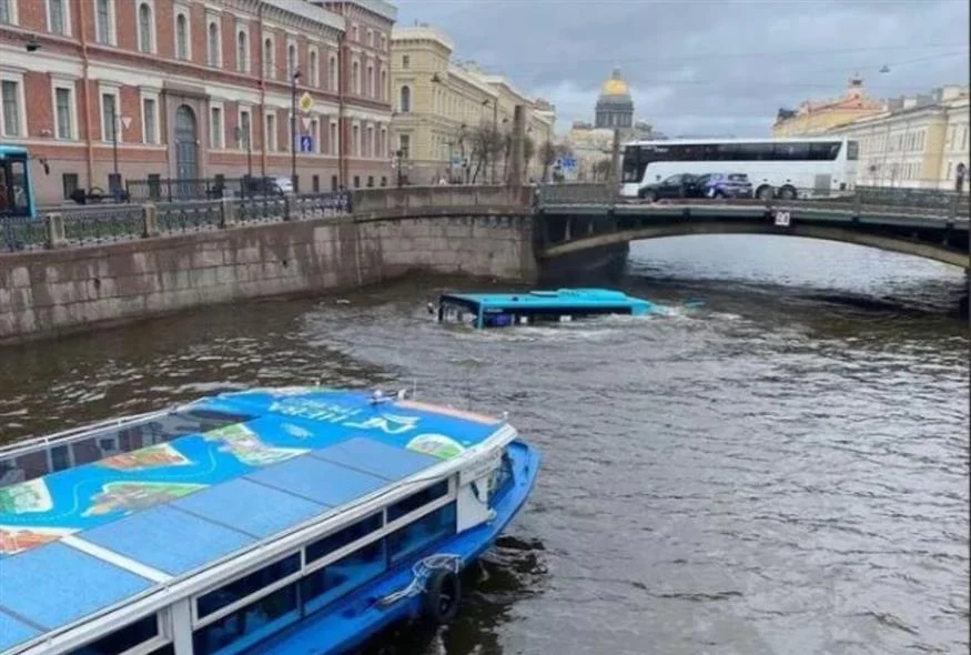 Λεωφορείο έπεσε σε ποτάμι στην Αγία Πετρούπολη – Αγωνία για τους επιβάτες (βίντεο) 