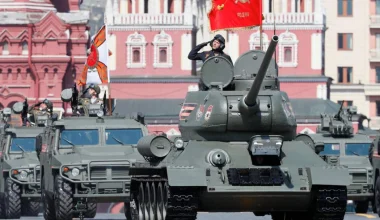 Βίντεο: Στην «Ημέρα της Νίκης» παρήλασε στην Κόκκινη Πλατεία και το θρυλικό Τ-34!