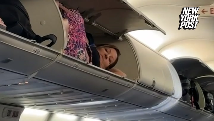 Βίντεο: Γυναίκα μπήκε στο ντουλάπι αποσκευών του αεροπλάνου για να κοιμηθεί και έγινε viral 