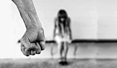 Αχαΐα: 13χρονη δήλωσε στο διαδίκτυο ότι θέλει να αυτοκτονήσει – Την απειλούσε και τη χτυπούσε ο πατέρας