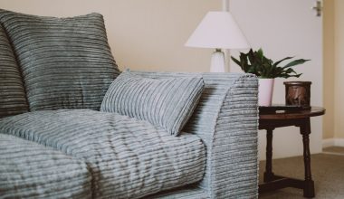Πώς να καθαρίσεις και να απολυμάνεις σωστά έναν καναπέ