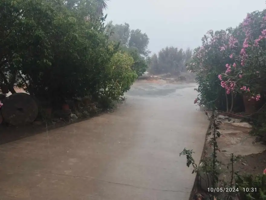 Ηράκλειο: Δυνατή νεροποντή και χαλάζι «σάρωσαν» την πόλη – Τουρίστρια κινδύνευσε να παρασυρθεί από χείμαρρο