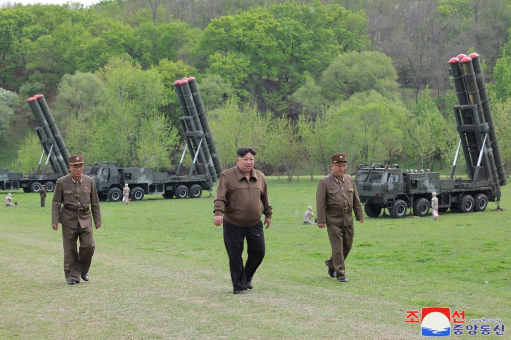 Βόρεια Κορέα: Δοκιμή νέου εκτοξευτή πυραύλων υπό την επίβλεψη του Κιμ Γιονγκ Ουν