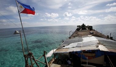 Κλιμακώνεται η ένταση: Οι Φιλιππίνες ανέπτυξαν πολεμικά πλοία σε περιοχή όπου η Κίνα κατασκευάζει «τεχνητό νησί»