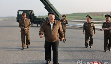 Βόρεια Κορέα: Συστήματα πολλαπλών εκτοξευτών πυραύλων επιθεώρησε ο Κιμ Γιονγκ Ουν