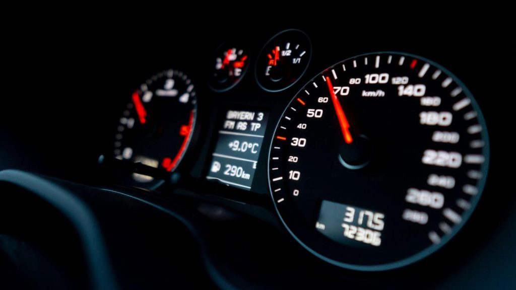 Έχετε αναρωτηθεί ποτέ; – Τι σημαίνουν οι κόκκινες γραμμές στο κοντέρ του αυτοκινήτου;