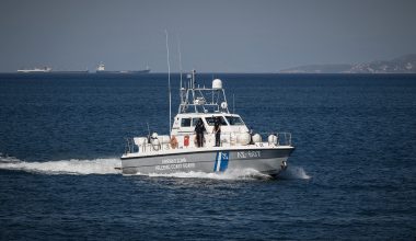 Θεσσαλονίκη: Σκάφος μπλέχτηκε σε δίχτυα στη Νέα Μηχανιώνα – Περιπέτεια για τους τέσσερις επιβάτες