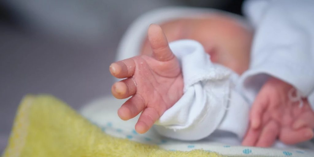 Νεκρό βρέφος στη Βραυρώνα: «Ξέραμε ότι ήταν έγκυος αλλά δεν πήγαμε σε γιατρό» – Όσα υποστήριξε ο 23χρονος πατέρας