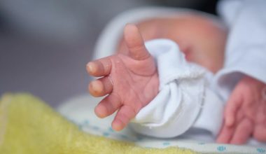 Νεκρό βρέφος στη Βραυρώνα: «Ξέραμε ότι ήταν έγκυος αλλά δεν πήγαμε σε γιατρό» – Όσα υποστήριξε ο 23χρονος πατέρας