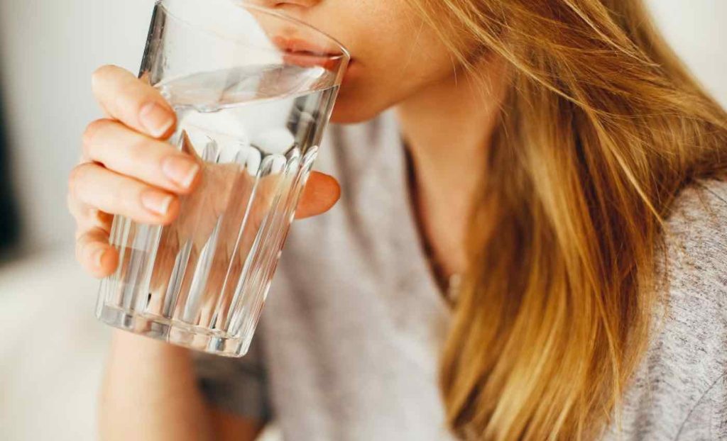 Νερό πριν το φαγητό: Βοηθάει στην απώλεια κιλών;
